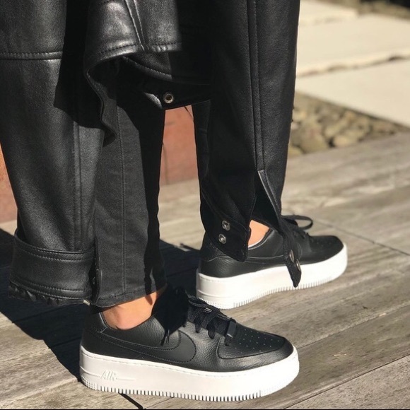 🌸 NIKE AIR FORCE 1 Sage Low Sneakers Shoes Black - Picture 8 of 10